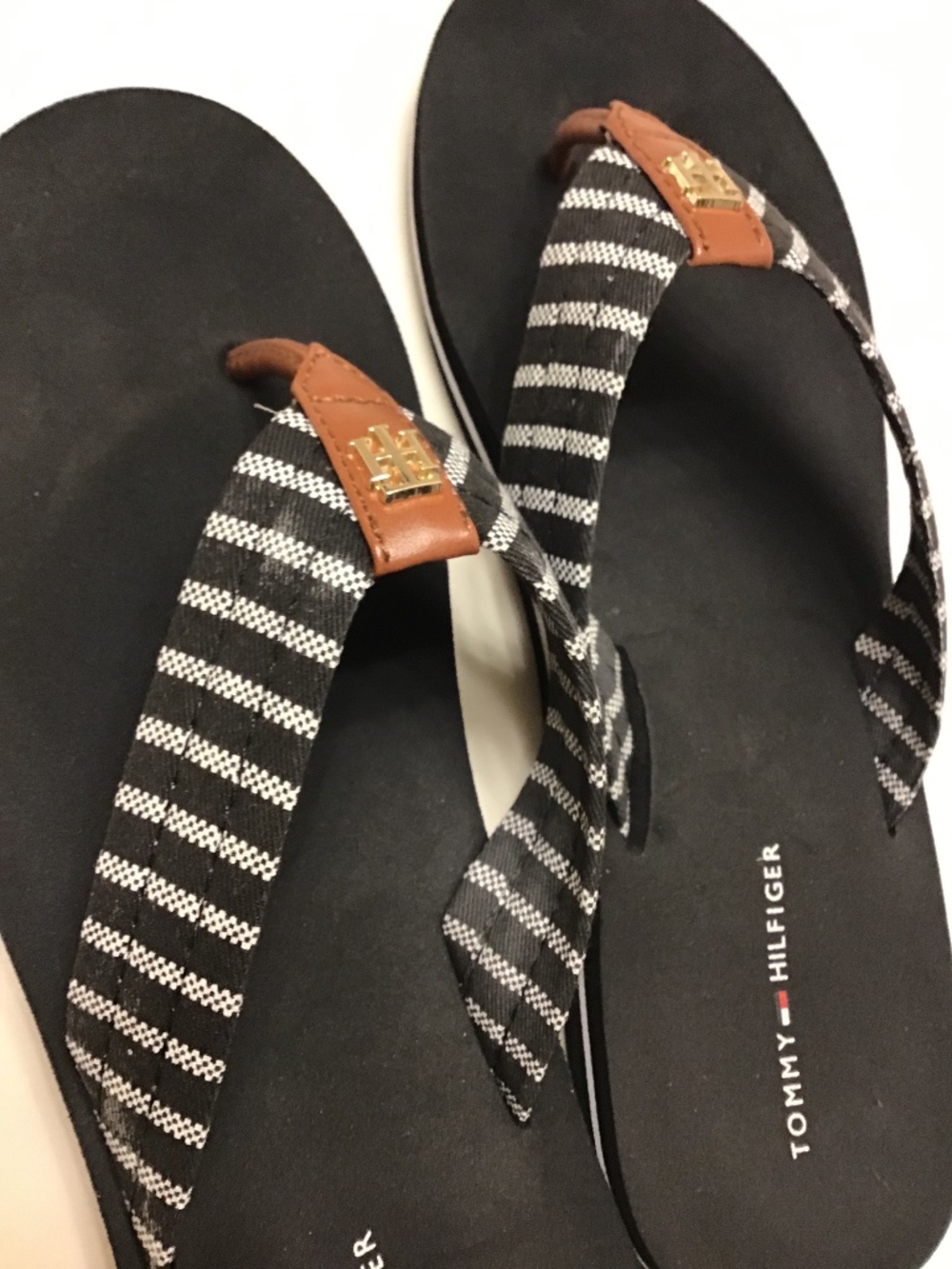 TOMMY HILFIGER BLACK/WHITE STRIPED THONG SANDALS WOMENS - Picture 5 of 9